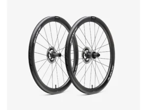 Scope R4 Disc hjulsæt Carbon 700c 45mm fælg og Shimano body - White decals - 2026 Scope R4 Disc hjulsæt Carbon 700c 45mm fælg og Shimano body - White decals - 2026