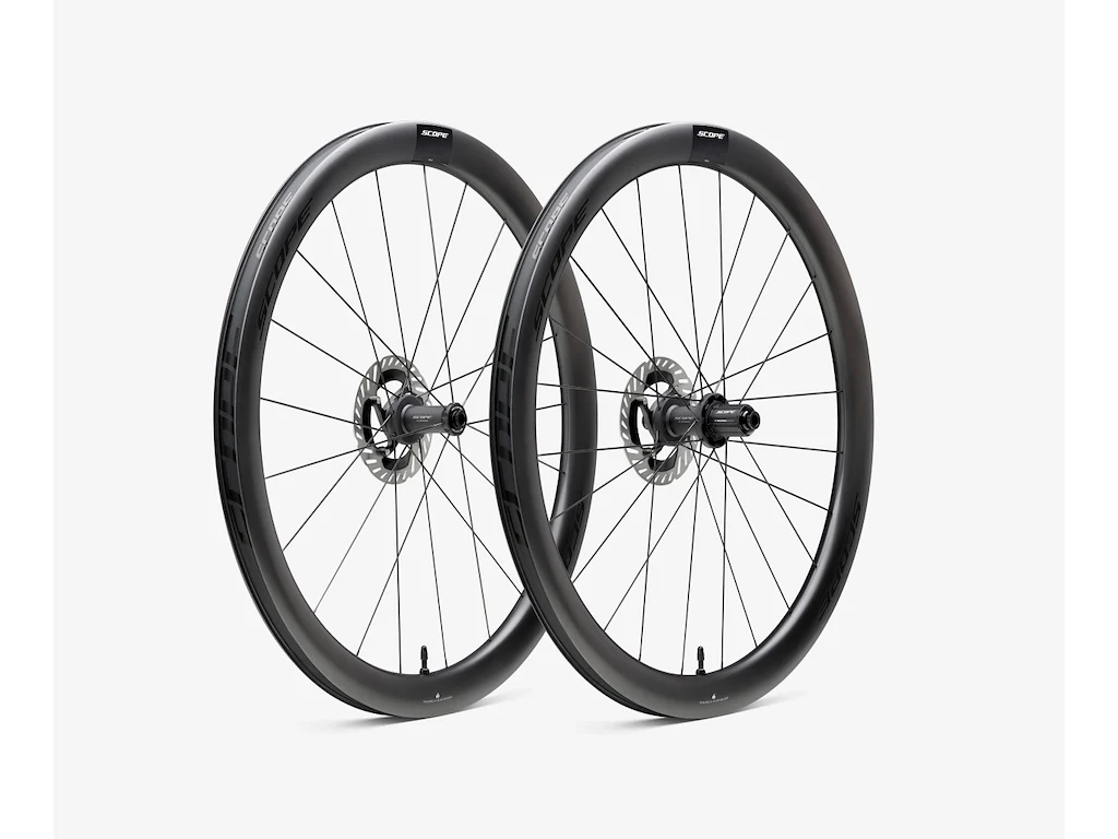Scope R4.A Disc hjulsæt Carbon 700c 45mm fælg og XDR body - Black decals - 2026
