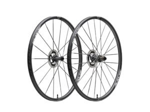 Scope Artech 2 Disc hjulsæt Carbon 700c 22mm fælg og Shimano body - Black decals - 2025