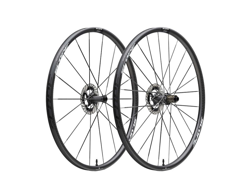 Scope Artech 2 Disc hjulsæt Carbon 700c 22mm fælg og Shimano body - Black decals - 2025