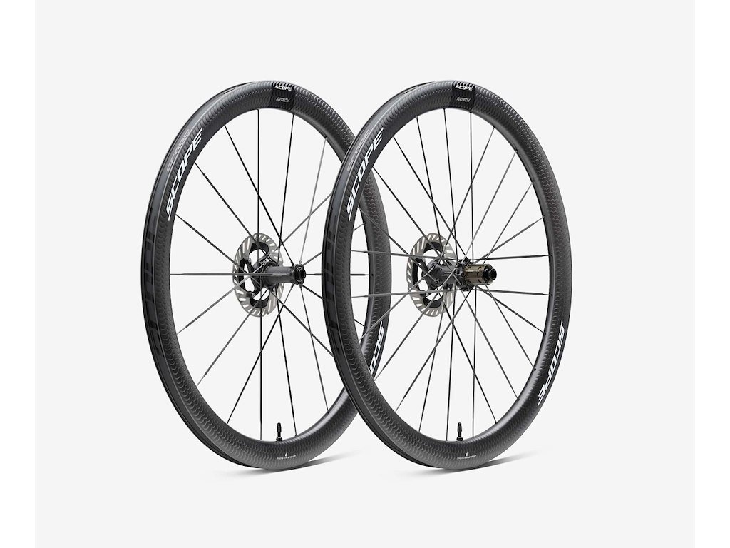Scope Artech 4 Disc hjulsæt Carbon 700c 45mm fælg og Sram XDR body - Black decals - 2025