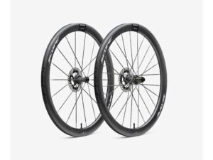 Scope Artech 4.A Disc hjulsæt Carbon 700c 45mm fælg og Shimano body - White decals - 2025