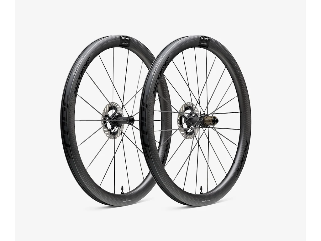Scope Artech 4.G Disc hjulsæt Carbon 700c 45mm fælg og Shimano body - Black decals - 2025