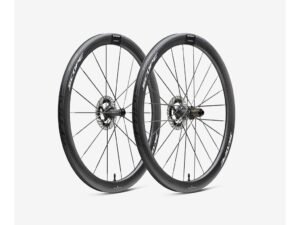 Scope Artech 4 Disc hjulsæt Carbon 700c 45mm fælg og Shimano body - White decals - 2025