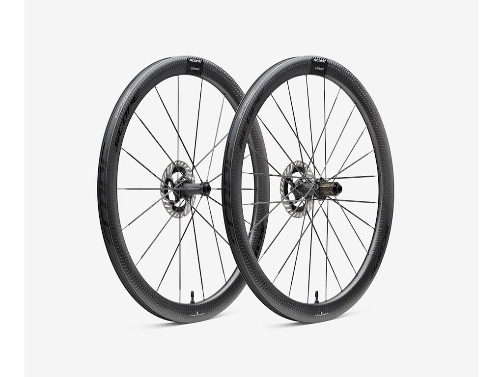 Scope Artech 4.A Disc hjulsæt Carbon 700c 45mm fælg og Shimano body - Black decals - 2025