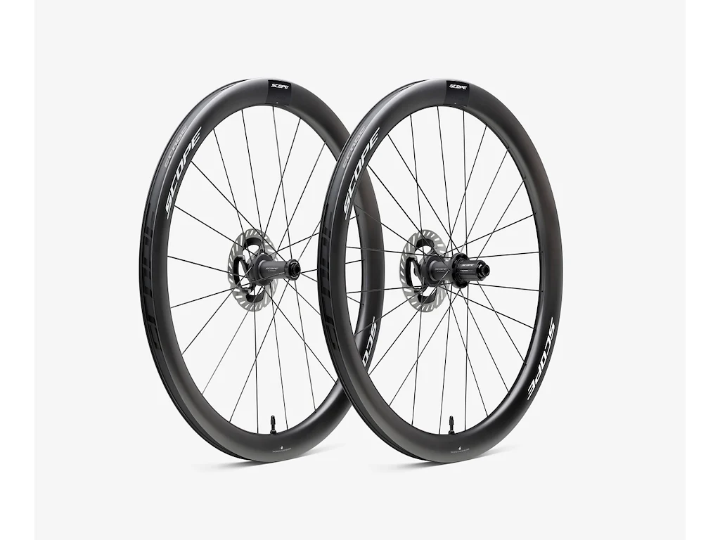 Scope R4 Disc hjulsæt Carbon 700c 45mm fælg og Shimano body - Black decals - 2026