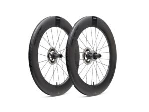 Scope R8.T Disc hjulsæt Carbon 700c 85mm fælg og Shimano body - Black decals - 2026