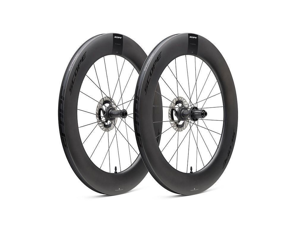 Scope R8.T Disc hjulsæt Carbon 700c 85mm fælg og Shimano body - Black decals - 2026
