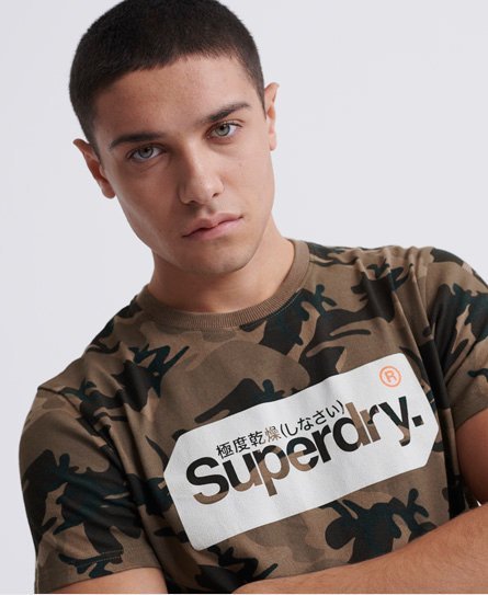 Superdry Core T-shirt med gennemgående camo-print og logomærke