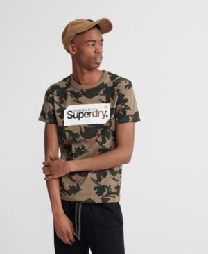 Superdry Core T-shirt med gennemgående camouflagedesign og logomærke