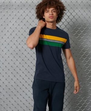 Superdry R & P T-shirt i økologisk bomuld med striber på brystet Superdry R & P T-shirt i økologisk bomuld med striber på brystet