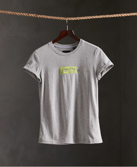 Superdry T-shirt med firkantet snit og mikrobroderi