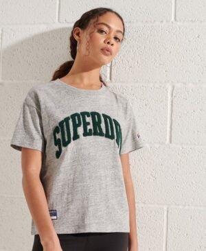 Superdry Varsity Arch T-shirt med firkantet snit Superdry Varsity Arch T-shirt med firkantet snit