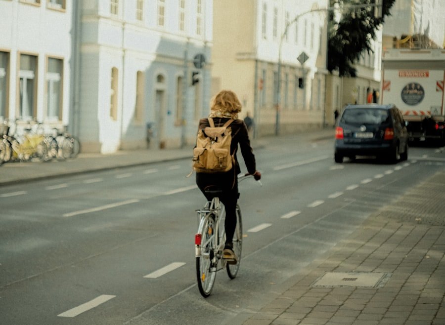 Dame i sort jakke cykler hurtigt på citybike på byens veje