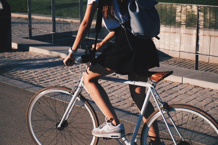 Kvinde kører på hvid citybike i bymiljø