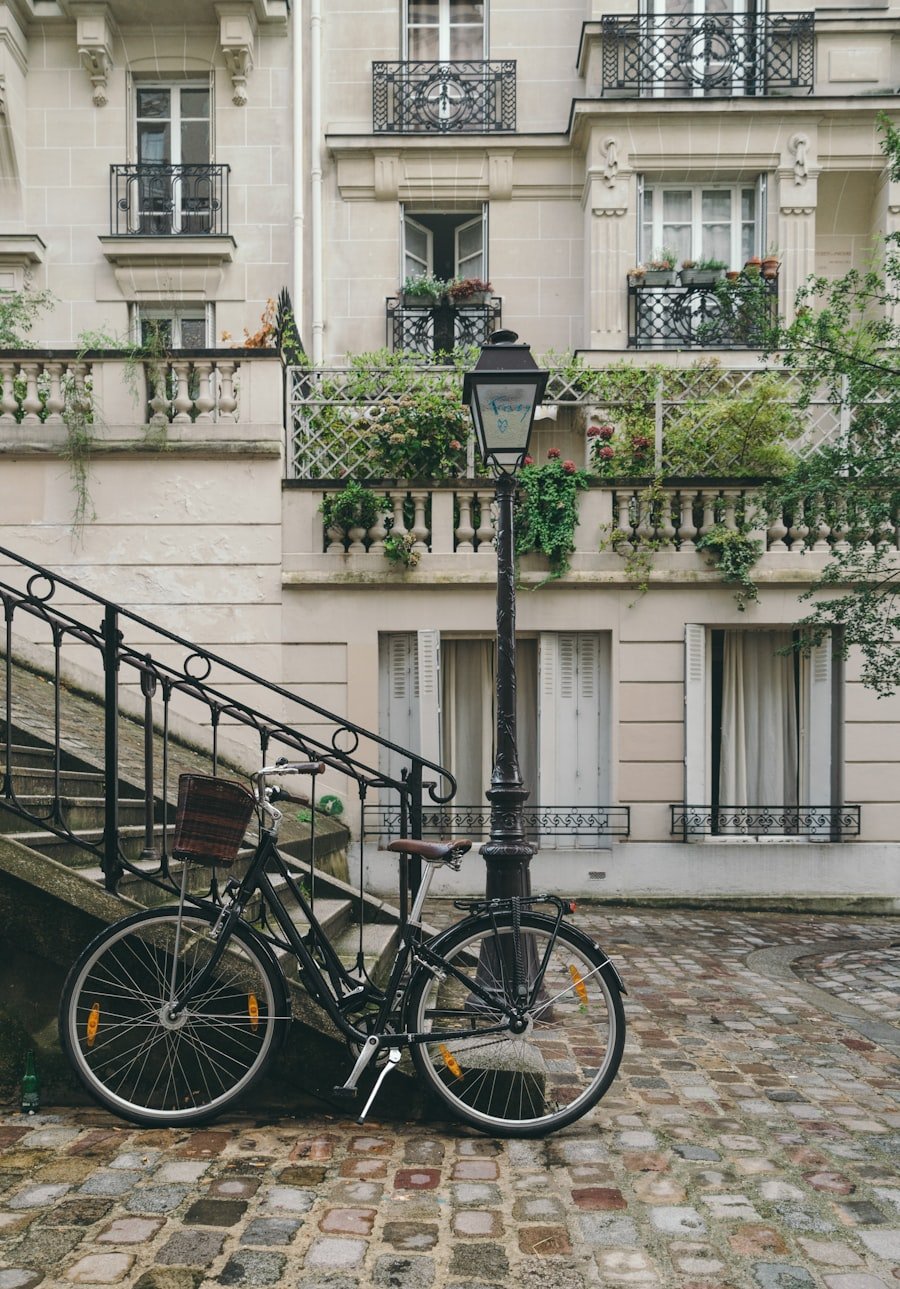 Citybike parkeret elegant op ad gelænder foran betonbygning i byen