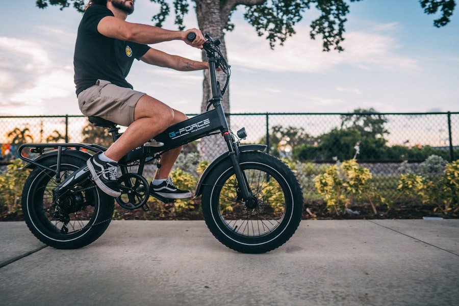 Person kører på G-FORCE elcykel i bymiljø