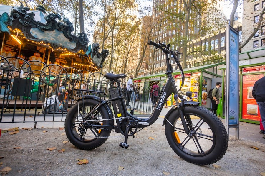 Moderne Heybike elcykel parkeret udendørs