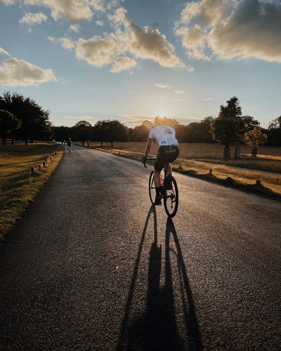 Cyklist kører racercykel på solbeskinnet landevej