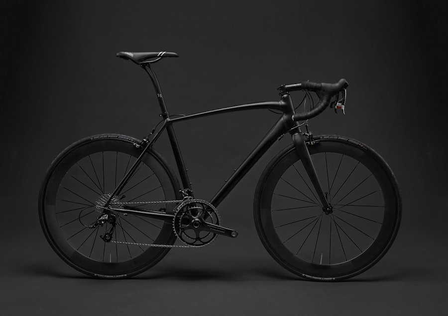 Sort racercykel set fra siden — klassisk road bike design