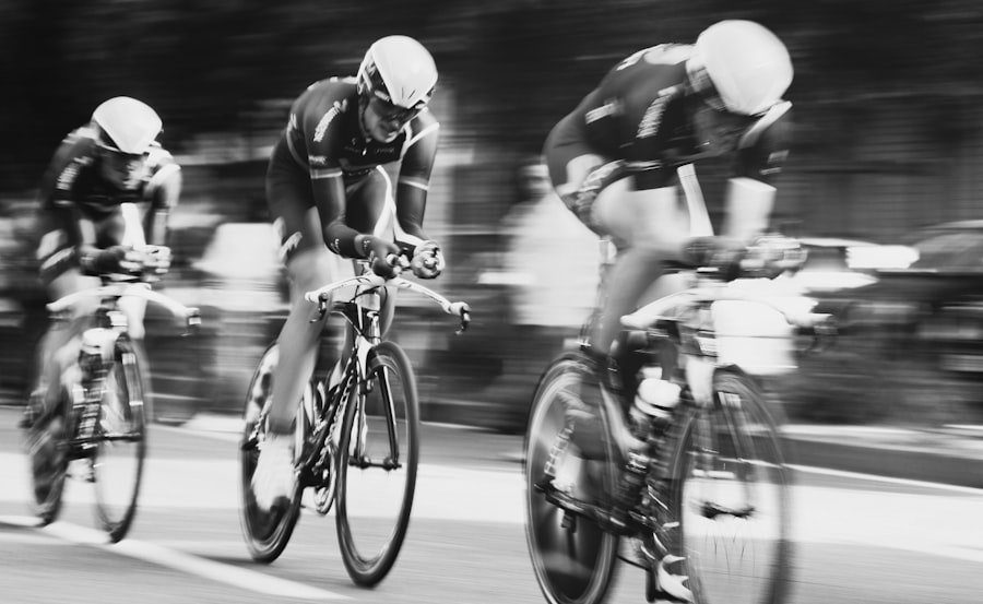 Gruppe af cyklister kører racercykler i tæt formation på landevej