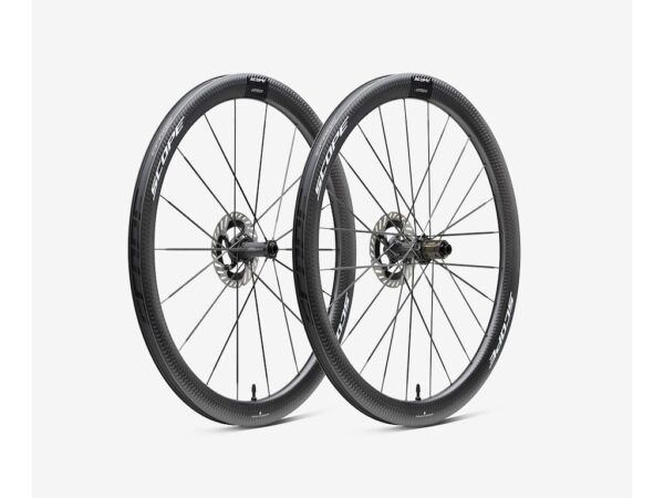 Scope Artech 4 Disc hjulsæt Carbon 700c 45mm fælg og Shimano body - White decals - 2025