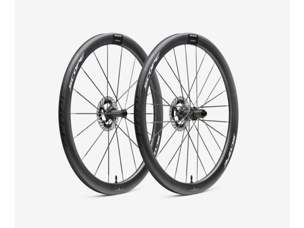 Scope Artech 4.A Disc hjulsæt Carbon 700c 45mm fælg og Shimano body - White decals - 2025