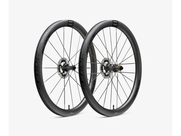 Scope Artech 4.G Disc hjulsæt Carbon 700c 45mm fælg og Sram XDR body - Black decals - 2025